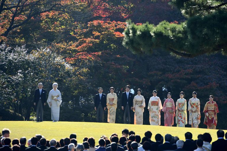 Jaapani keiserlik perekond. Keiser Akihito ja keisrinna Michiko vasakul