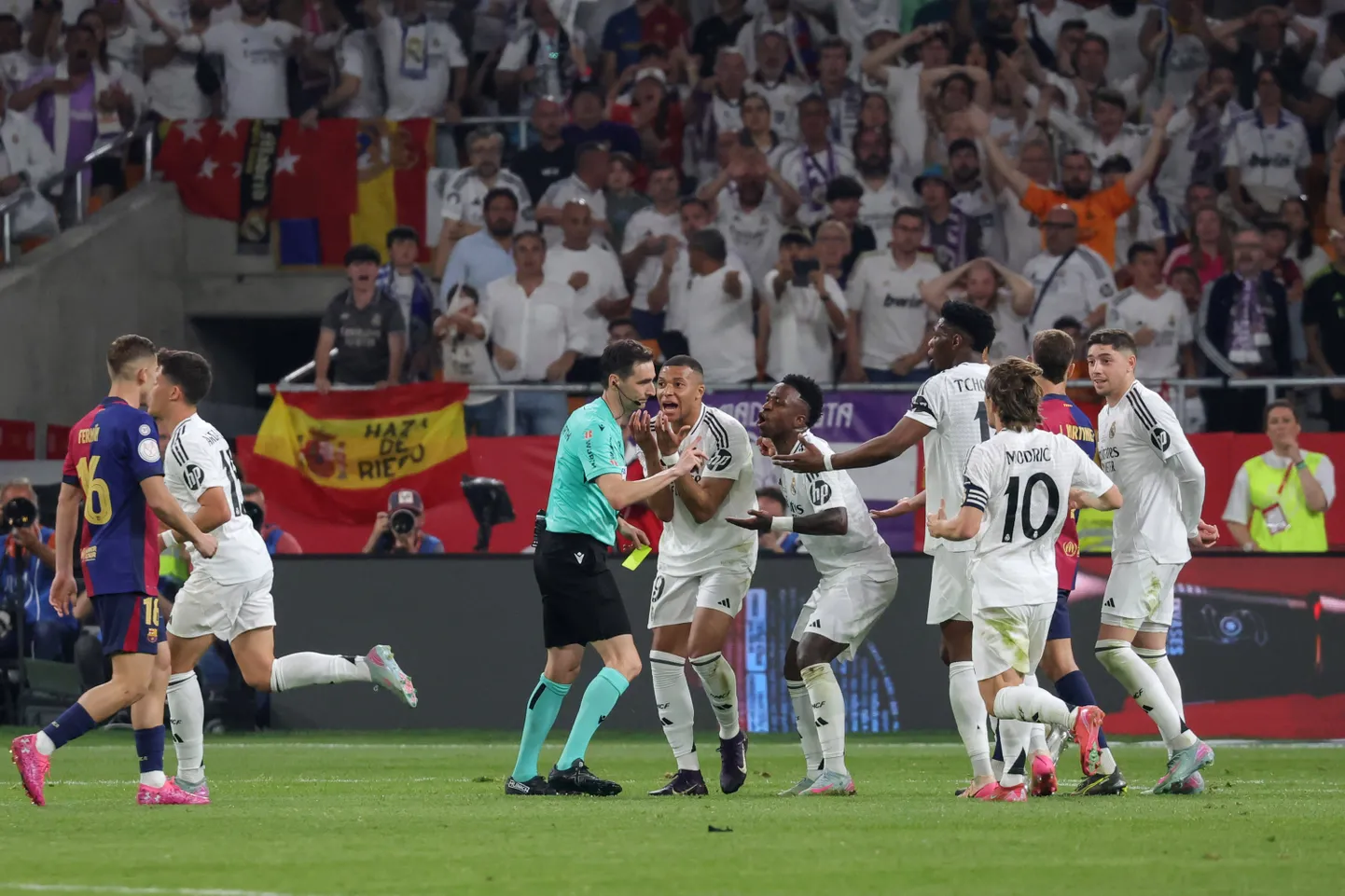 Madridi Reali mängijad polnud rahul kohtuniku tööga.