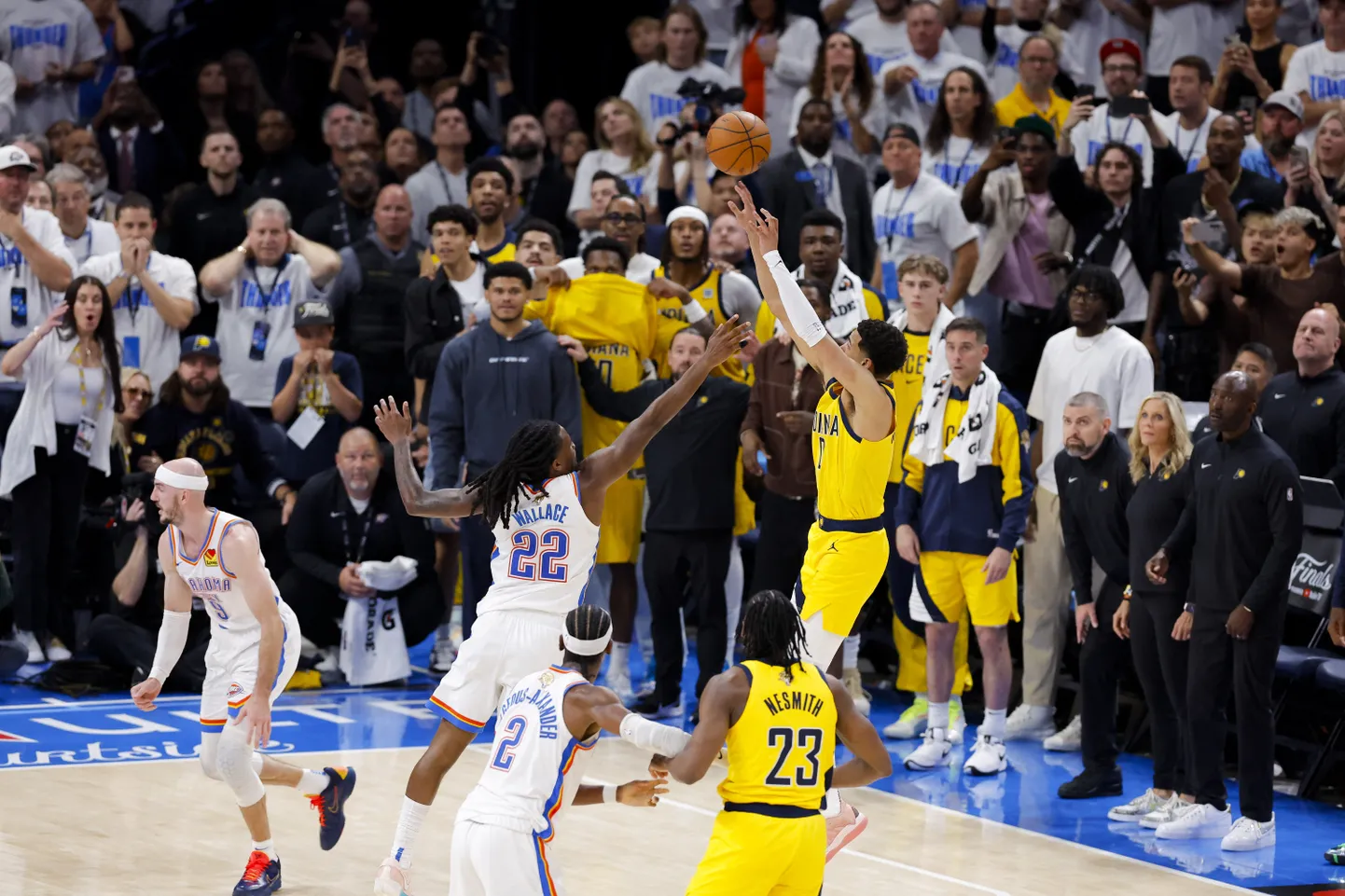 NBA finaali avamängu otsustas Tyrese Haliburtoni vise, mis aitas Indiana Pacersi ühepunktilise võiduni. Fotol püüab Haliburtoni viset katta Thunderi mängija Cason Wallace.