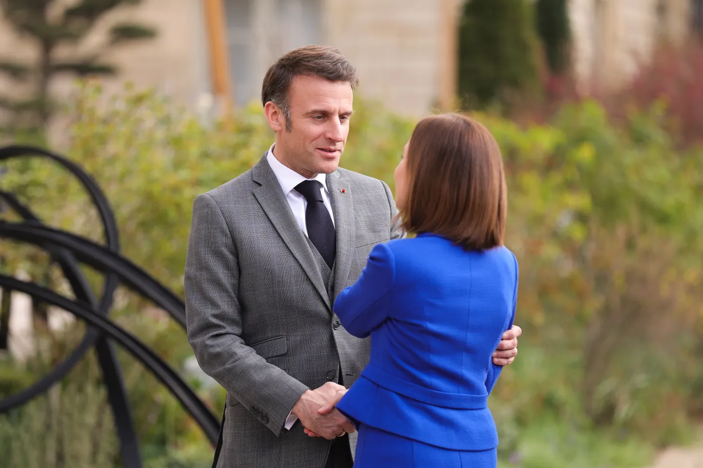 Prantsuse president Emmanuel Macron tervitab Moldova riigipead Maia Sandut.