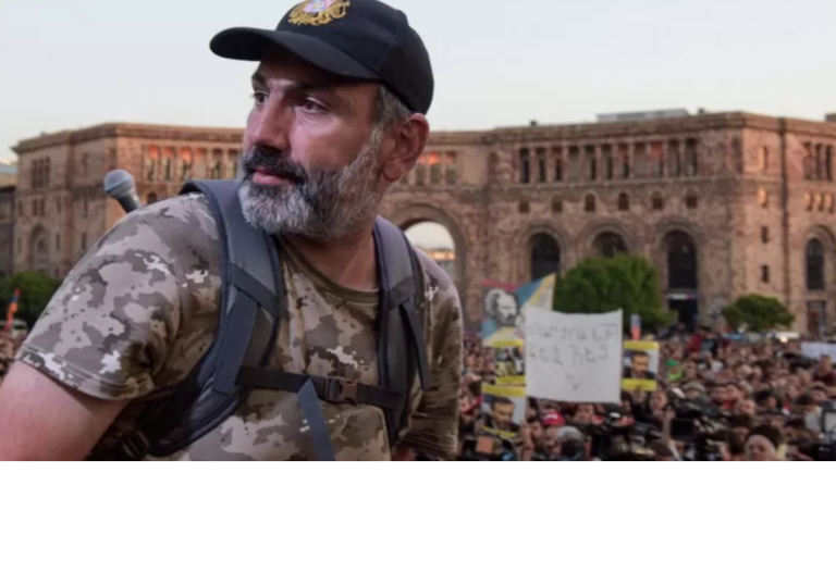 Никол Пашинян пришел к власти в результате "бархатной революции" в Армении в 2018 году