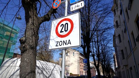 Ātruma ierobežojumi, maksas stāvvietas, puķu podi: kas var parādīties tavā Rīgas ielā?