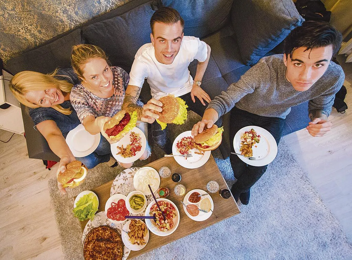 Karin (vasakult), Herte, Zac ja Caleb nautisid õhtusöögil toekaid burgereid ja kooki.