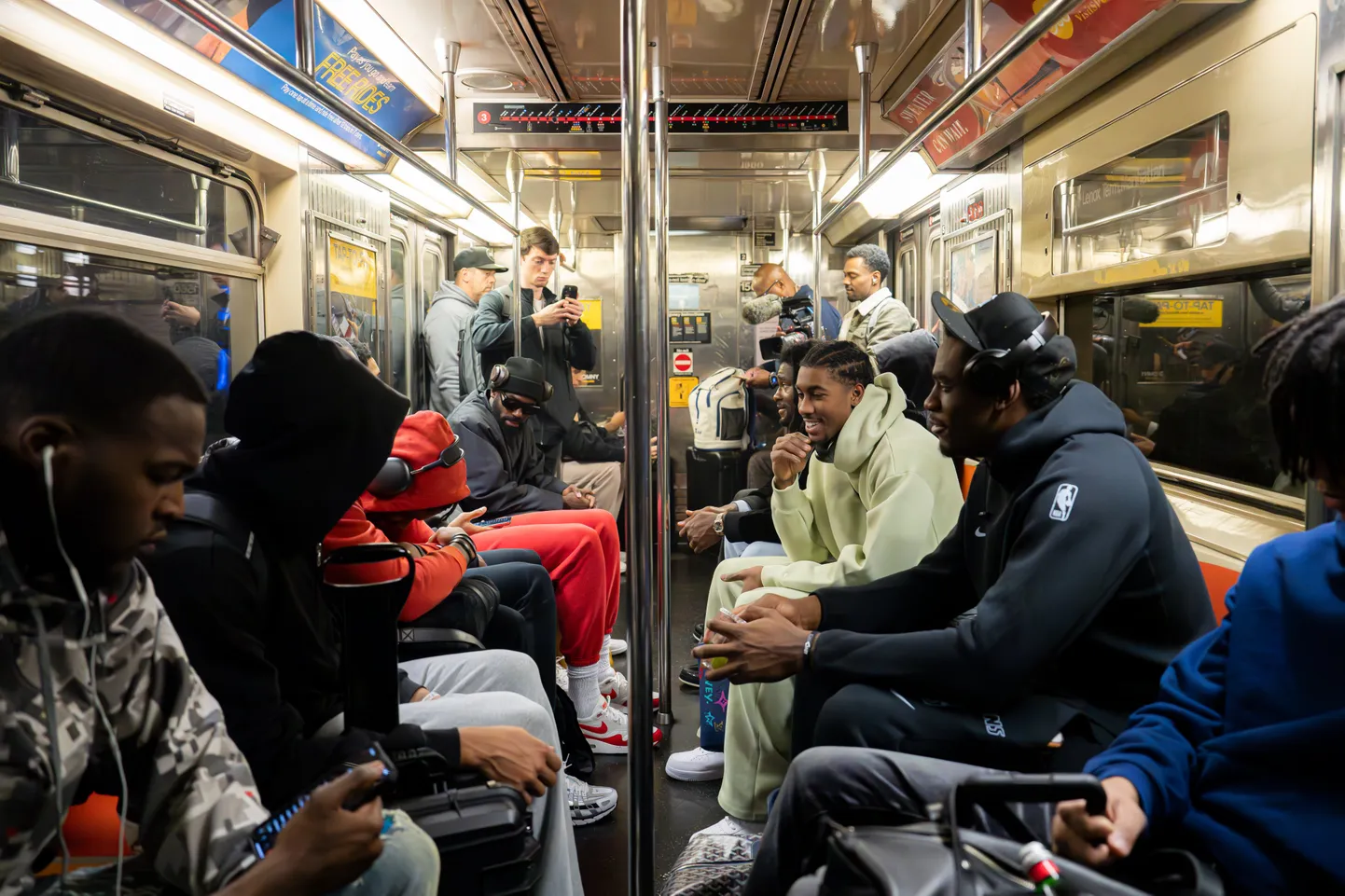 Detroit Pistonsi mängijad New Yorgi metroos.