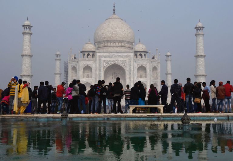 Külastajad Taj Mahali ees.