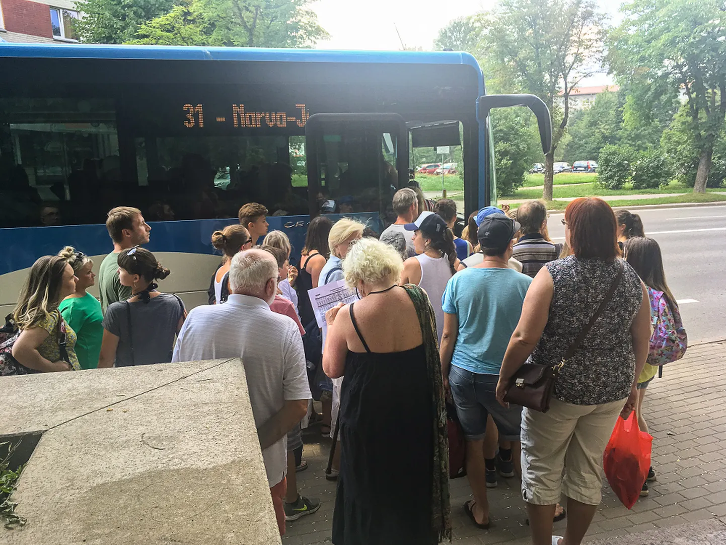 Kaheksa minutit enne nende fotode tegemist vuras üks samasugune 31. liini buss Narva südalinnas bussipeatusest mööda, esiklaasil silt "Kohti pole". Ka peagi saabunud lisabuss ei suutnud kõiki sõita soovijad ära mahutada ning kihutas samasuguse sildiga järgmistest peatustest mööda. See-eest on bussisõit tasuta...
ILJA SMIRNOV