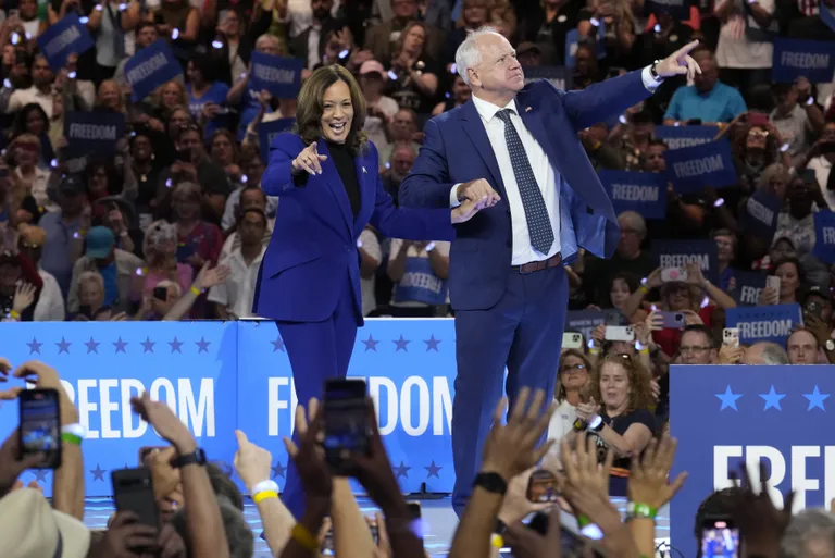 Tädi Kamala Harris ja Tom Walz esitavad kampaaniaüritustel rahvalikku ja joviaalset kuvandit, mis peaks vastanduma Trumpi suure juhi kuvandile.