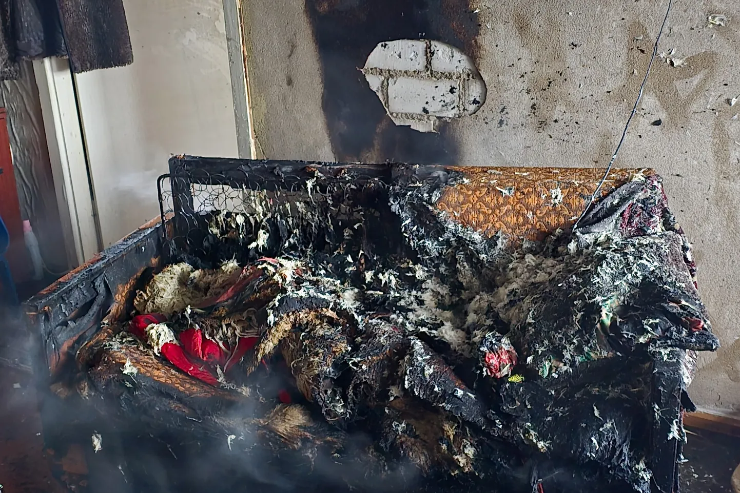 Последствия пожара в девятиэтажном жилом доме на улице Пярна в Кохтла-Ярве.