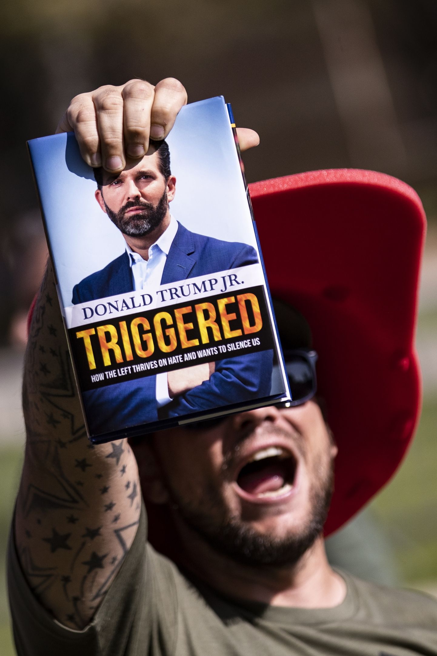 Donald Trump Jr raamat "Triggered: How the Left Thrives on Hate and Wants to Silence Us" protestija käes.