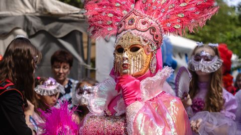 ФОТО И ВИДЕО ⟩ Кто вы, маска?! Венецианский карнавал ярко ворвался в Таллинн