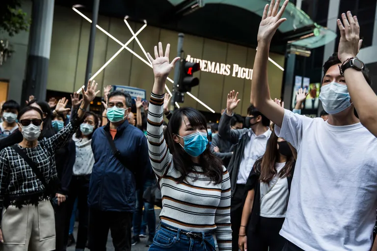 Kontoritöötajad ja demokraatiameelsed protestijad Hongkongi kesklinnas.