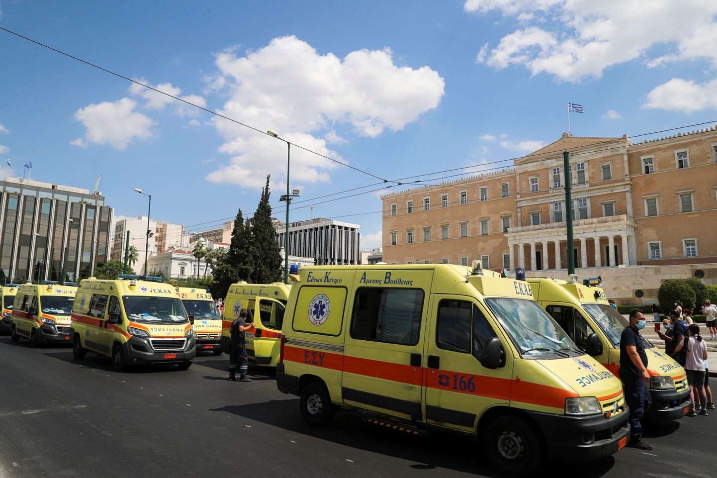 Medicīnas darbinieki pie parlamenta ēkas Atēnās