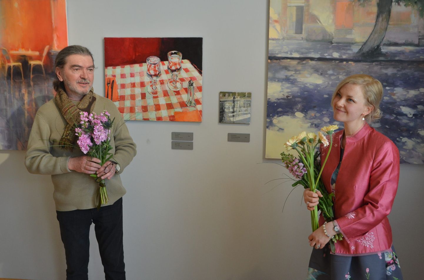 Gleznotāji Valerijs Baida un Alise Mediņa kopizstādes "Dzīve ir brīnums" atklāšanā Liepājas muzejā 2022. gadā
