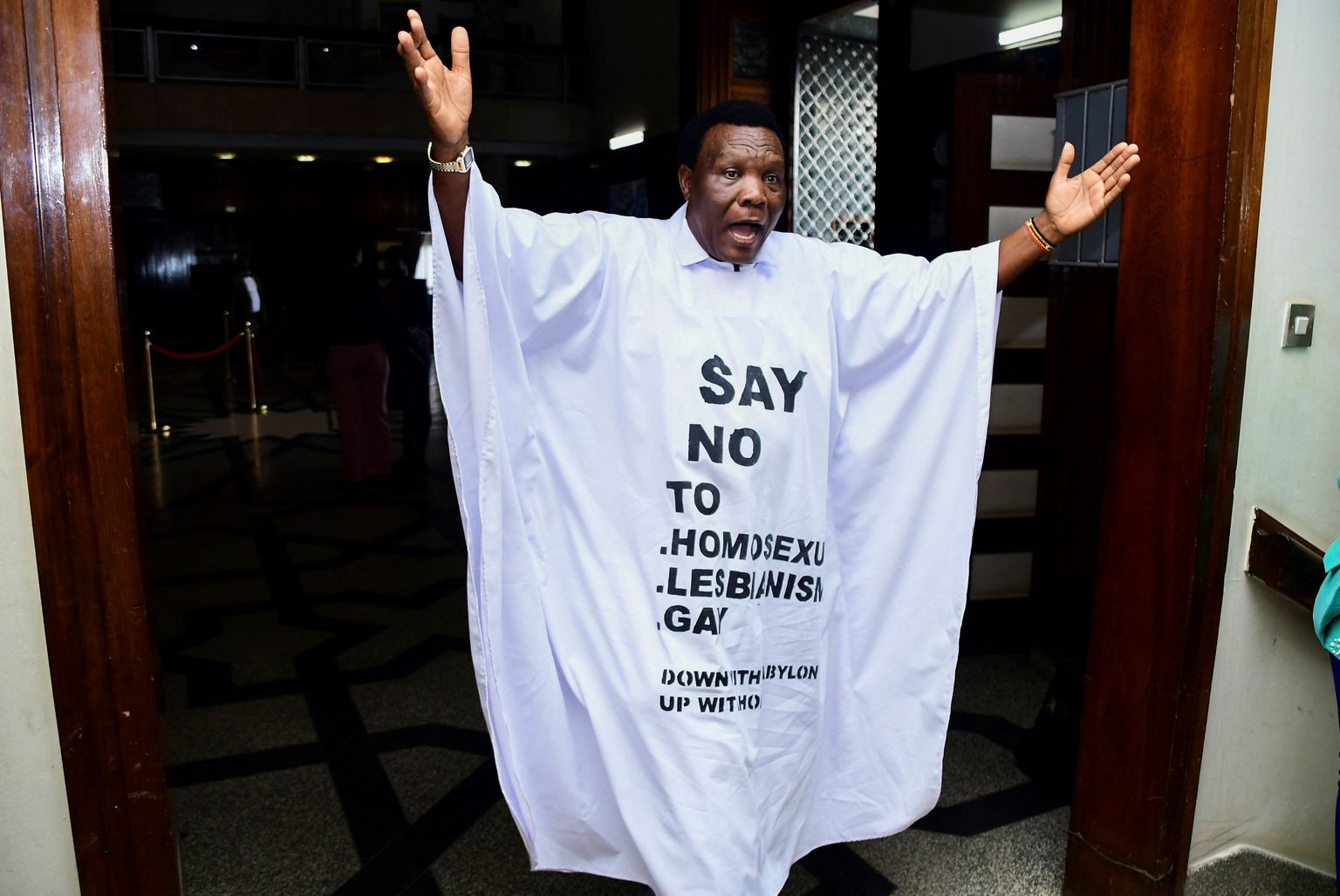 Uganda parlamendiliige geivastase sõnumiga rõivastuses 21. märts 2023.
