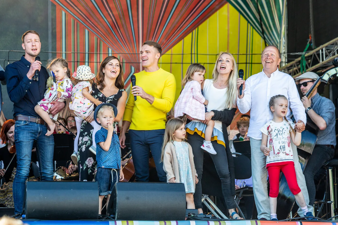 EV100 emadepäev tõi Vabaduse väljakule armastatud artistid koos oma laste ja endi loodud lastelauludega.