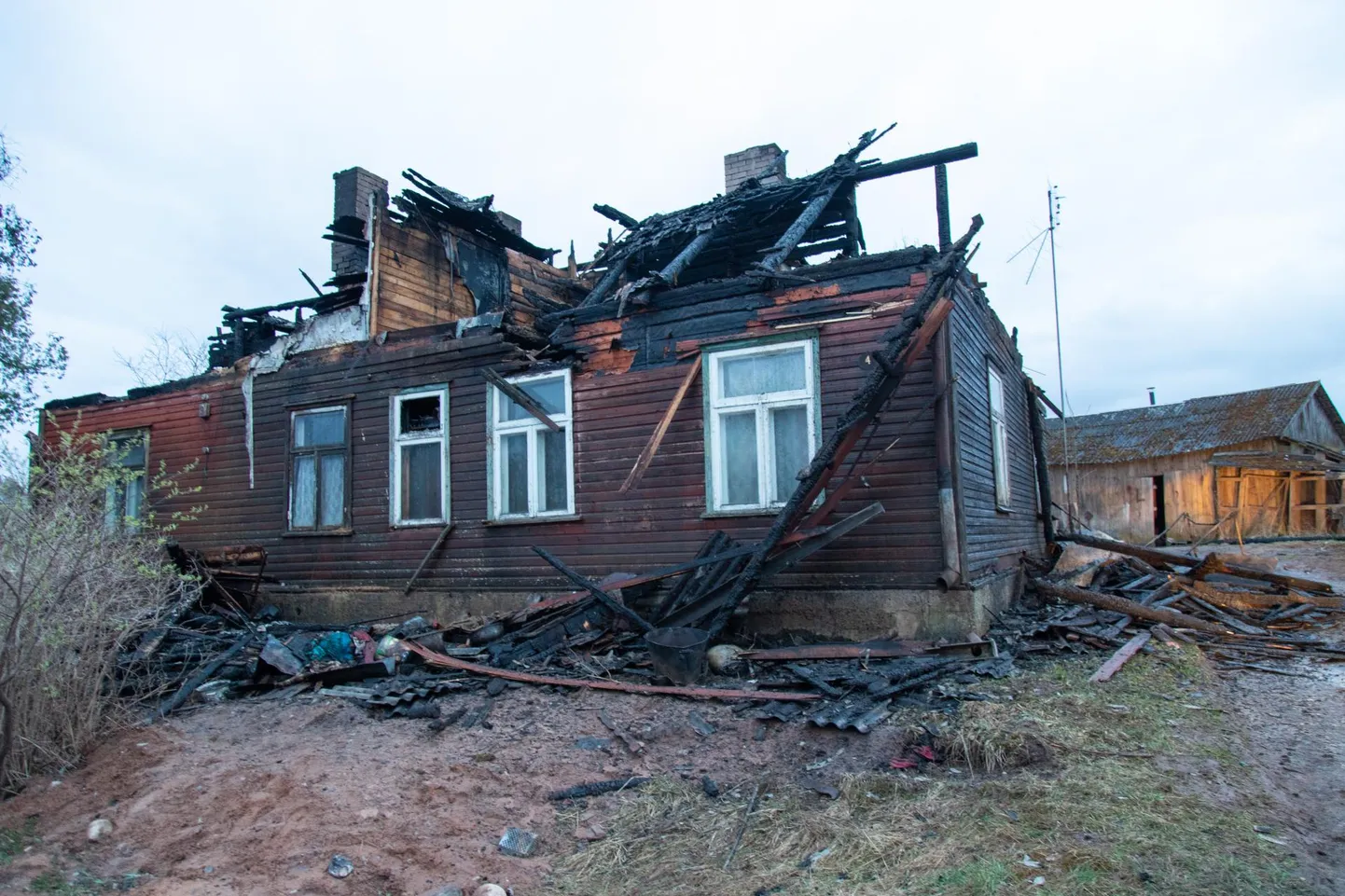 Põlde külas hukkus reedel tulekahjus 71-aastane mees. Esmase info kohaselt sai tuli alguse prügiämbrist.