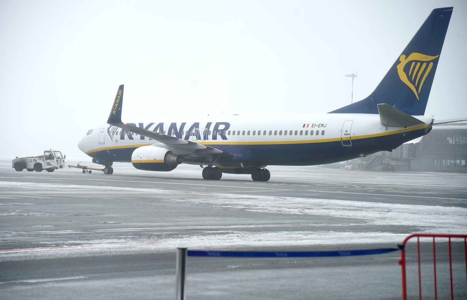 Lidsabiedrības "Ryanair" lidmašīna starptautiskajā lidostā "Rīga".