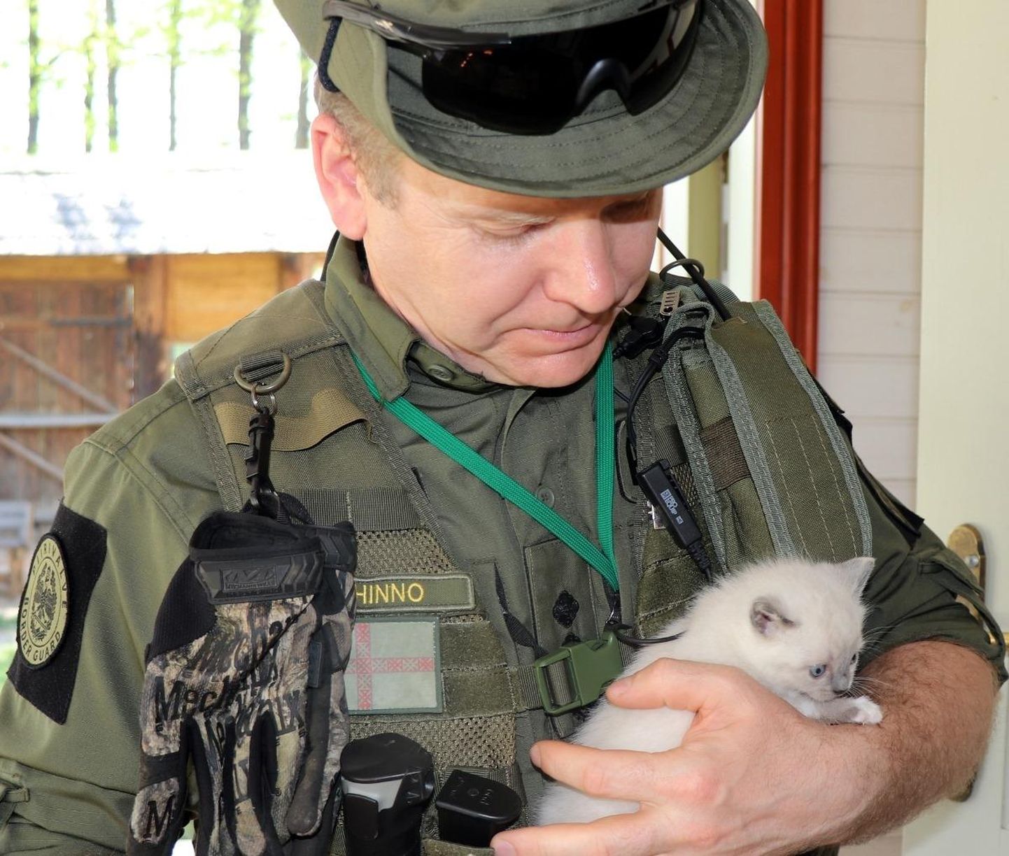 Piusa kordoni juht Valmar Hinno koos kassipojaga.
FOTO: Politsei