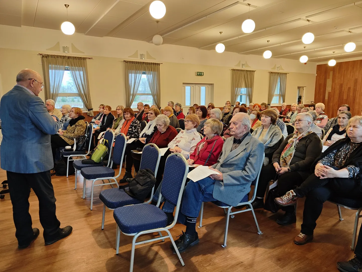 Väärikate ülikooli loeng Võrumaal Navi seltsimajas.