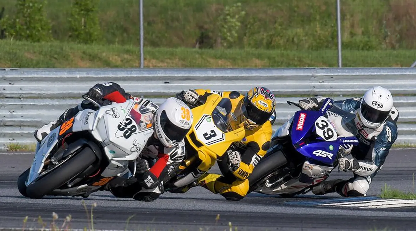 Superbike-klassi ässad sööstavad ringraja esimesse kurvi.