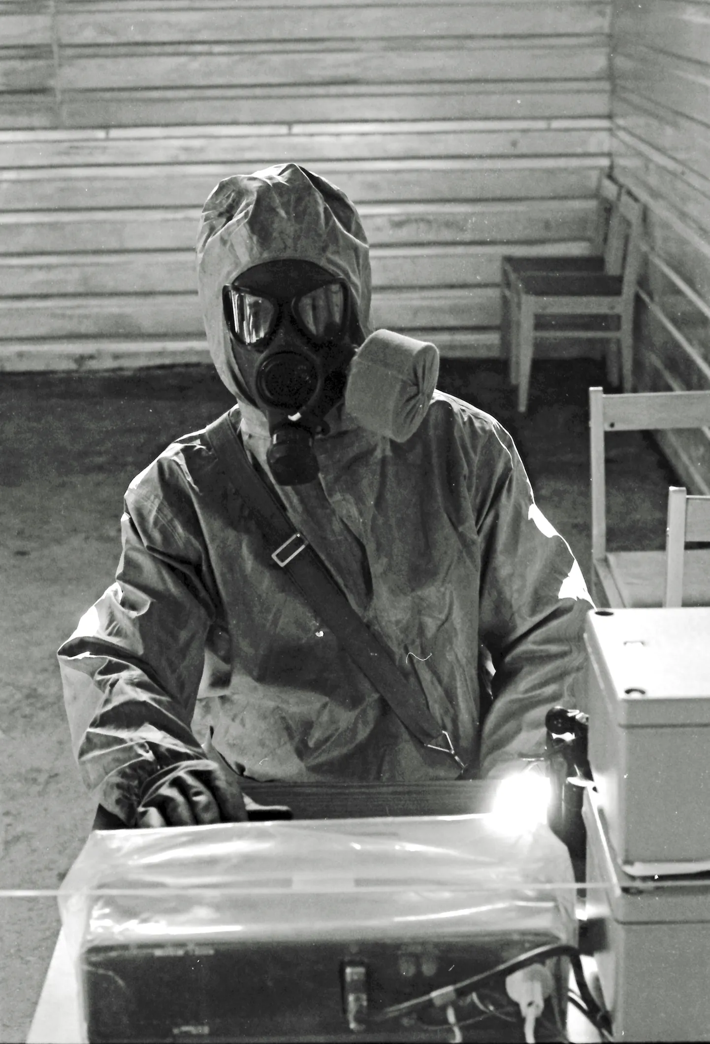 Nõukogude armee sõdur 1987. aastal käsitlemas mürgiseid aineid.