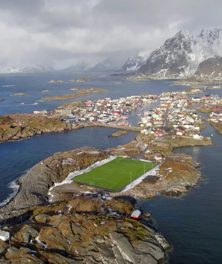Henningsværi jalgpalliväljak.