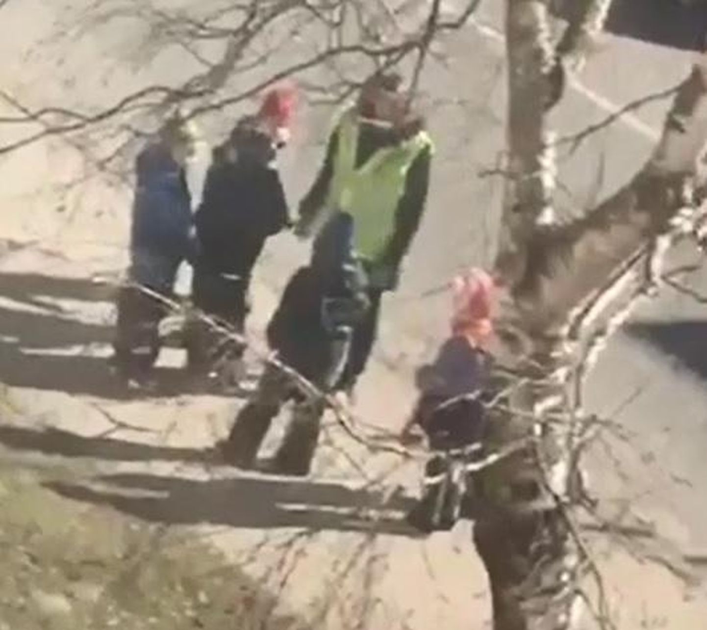 Facebooki grupis Märgatud24 Pärnus avaldati video, milles on näha, kuidas lastega jalutav täiskasvanu sakutab üht mudilastest nii jõuliselt, et laps hooga pikali kukub.