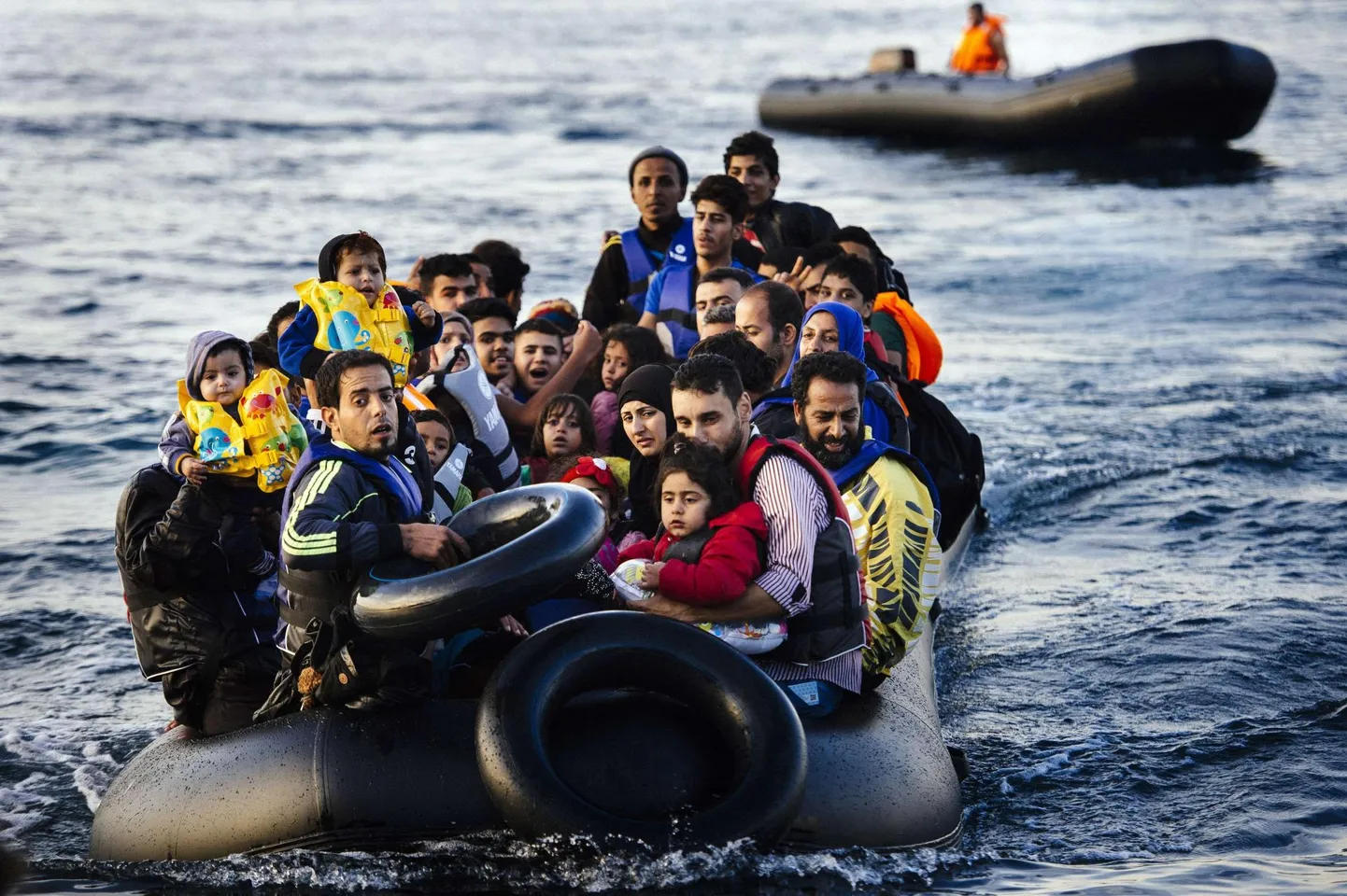 Oktoobris 2015 üle Egeuse mere Lesbosele saabunud migrandipaat. Martens Centre’i juhi Roland Freudensteini sõnul tõukub toonastest sündmustest Euroopa nüüdne poliitiline kurss.