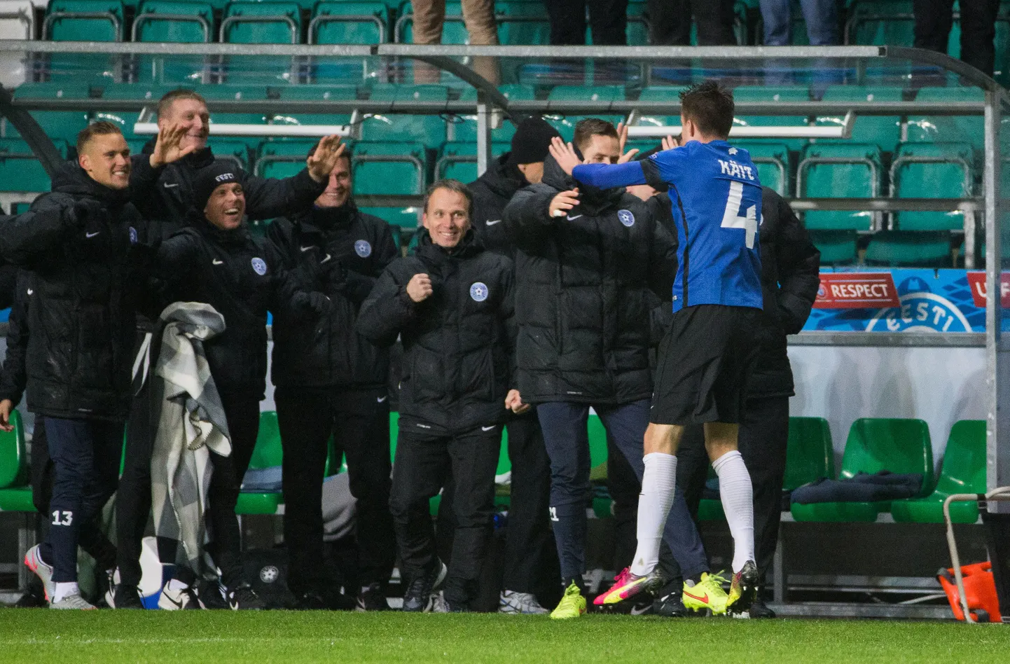 Martin Reim (keskel) rõõmustamas Mattias Käidi avavärava üle.