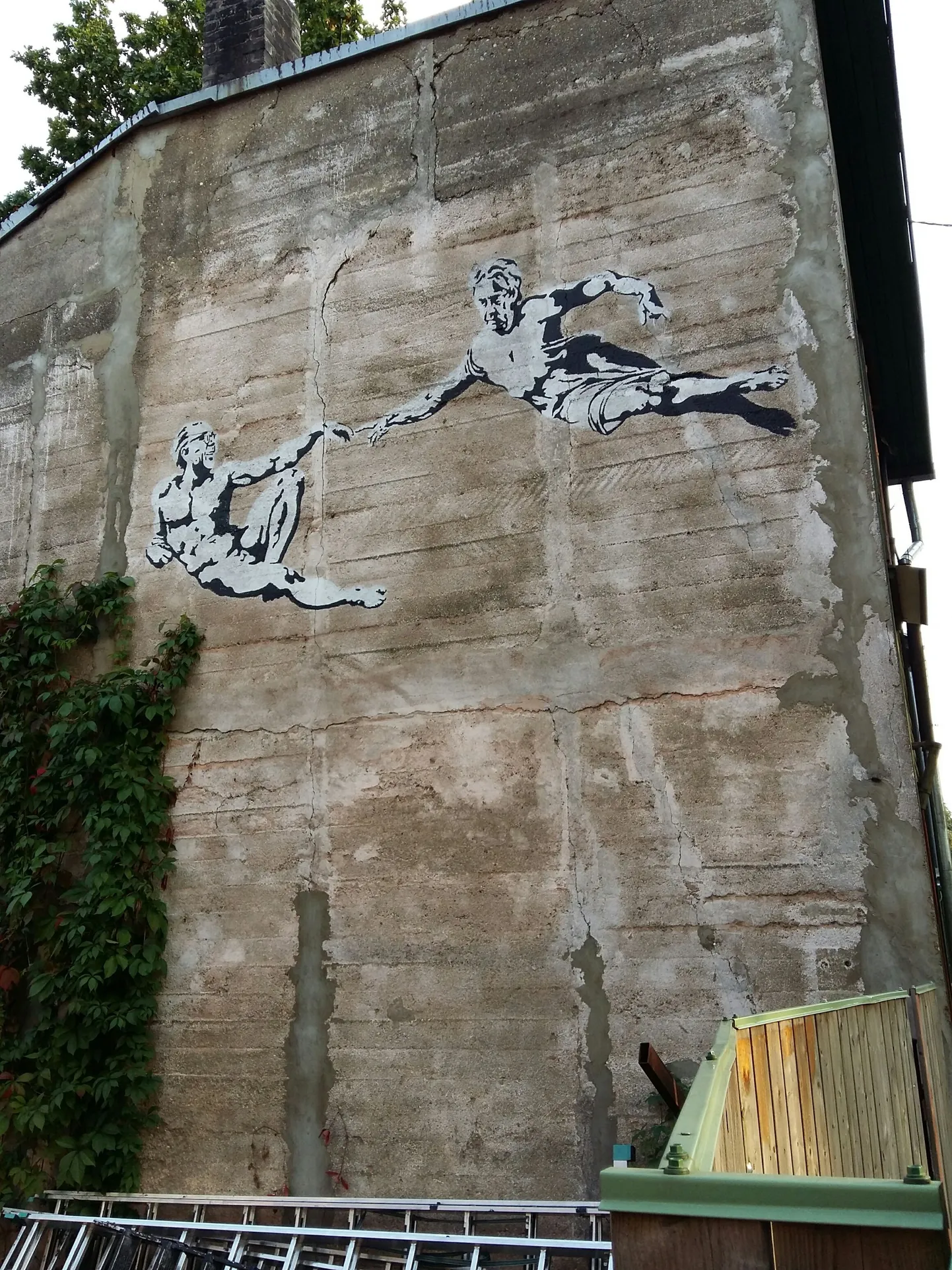 Salme 28 seinal on grafiti Kaarel Irdist (ülal) ja Voldemar Pansost.