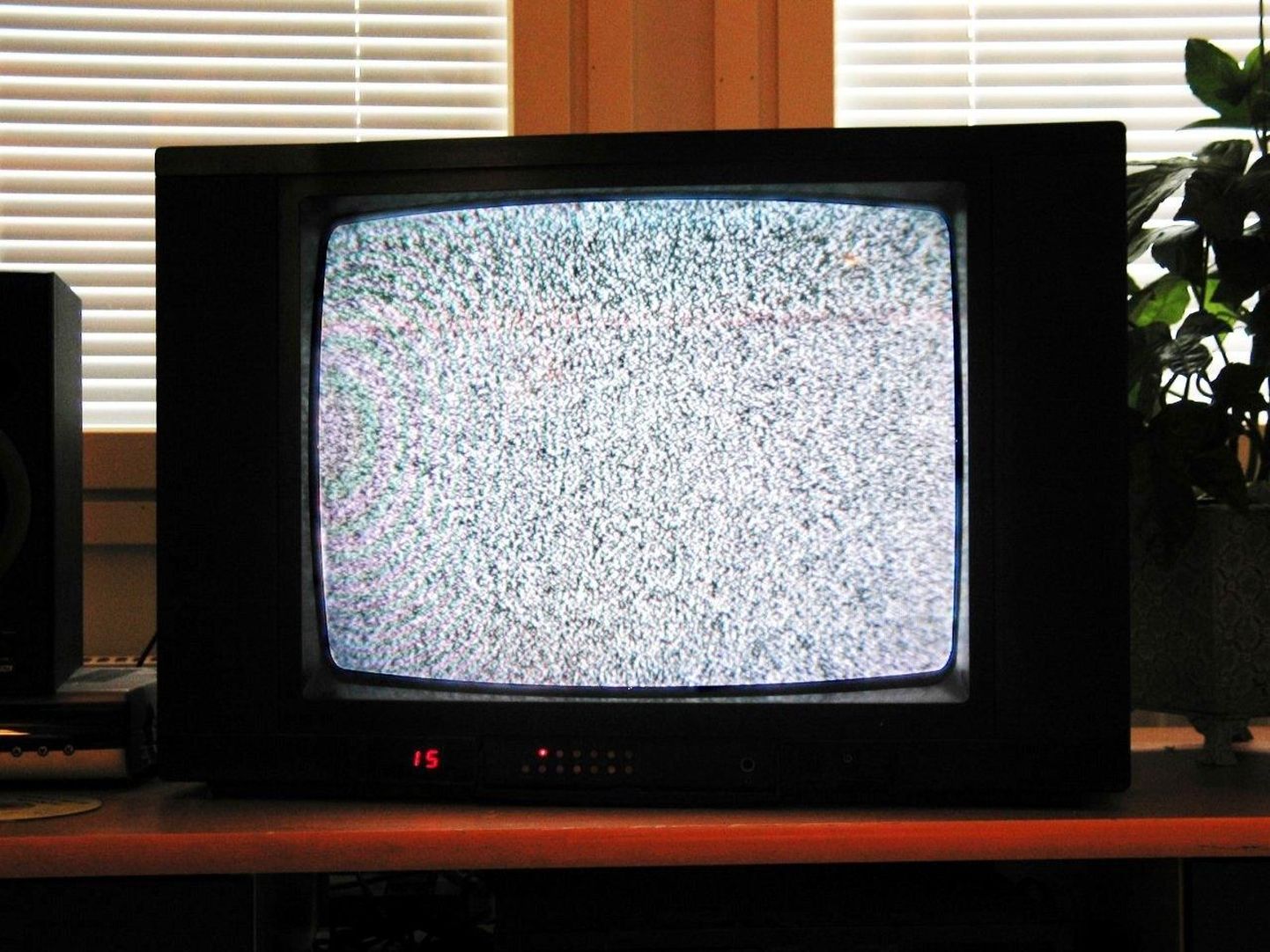 “Tuli aeg, kui teler enam pilti ei edastanud: oli vaja digiboksi. Jaa, uus tehnoloogia,” kirjutab pärnakas Isabell Maripuu ja ütleb, et nüüd on jälle uus aeg, mis nõuab uusi seadmeid, et televiisor pilti näitaks.