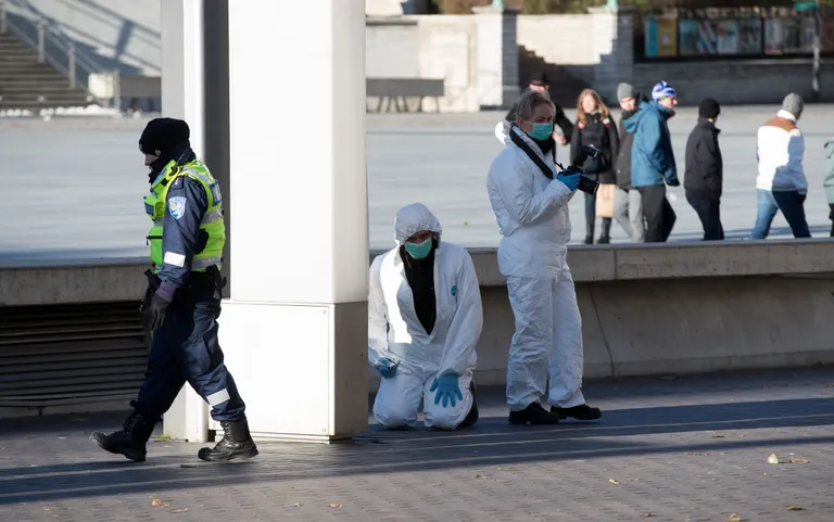 Kohtueksperdid ülevaatamas sündmuskohta