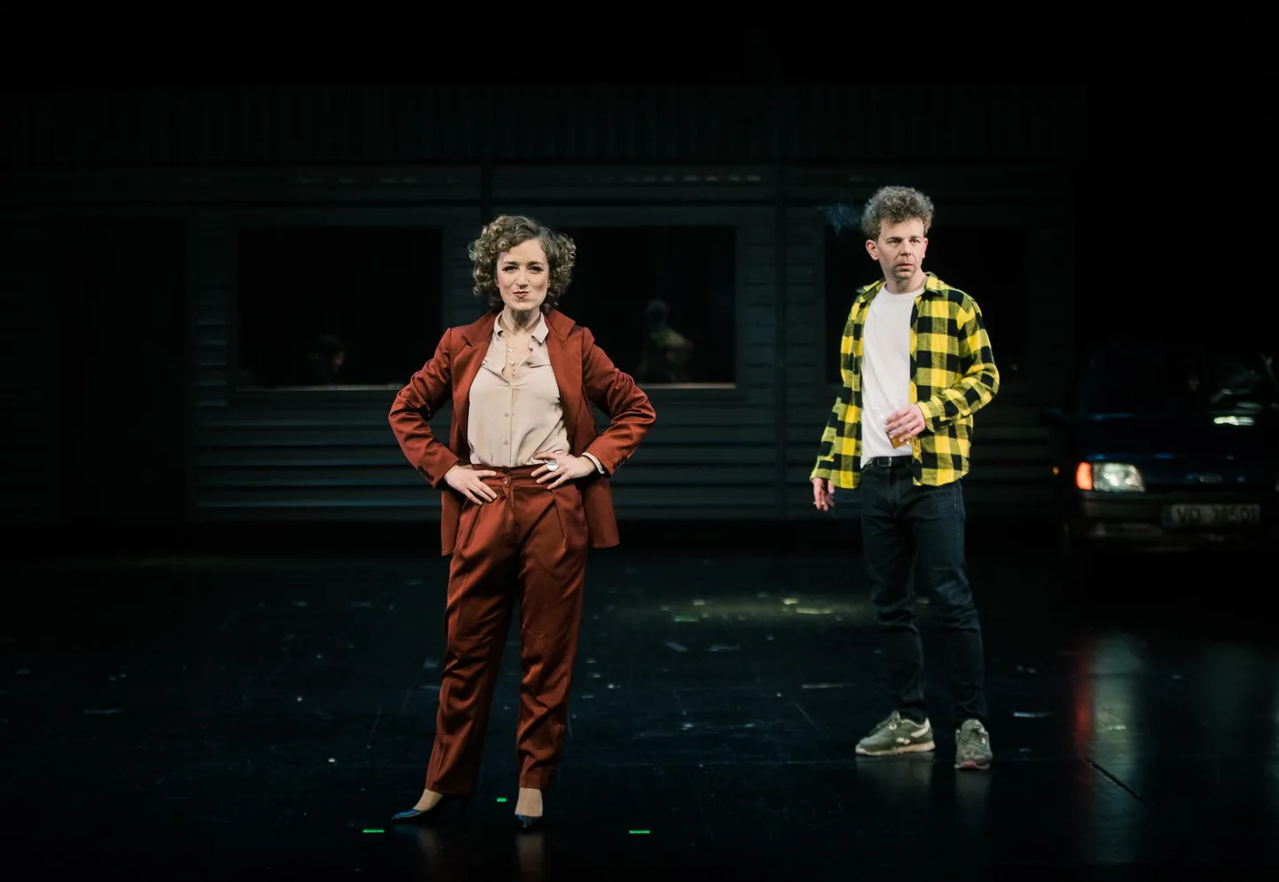 «Surnud mees» on Carmen Holmi (Laura Kalle) tõsielusari, mille peaosaline Kevin (Martin Mill) saab kulutada nädala aja jooksul miljoni, kuid peab siis surema.