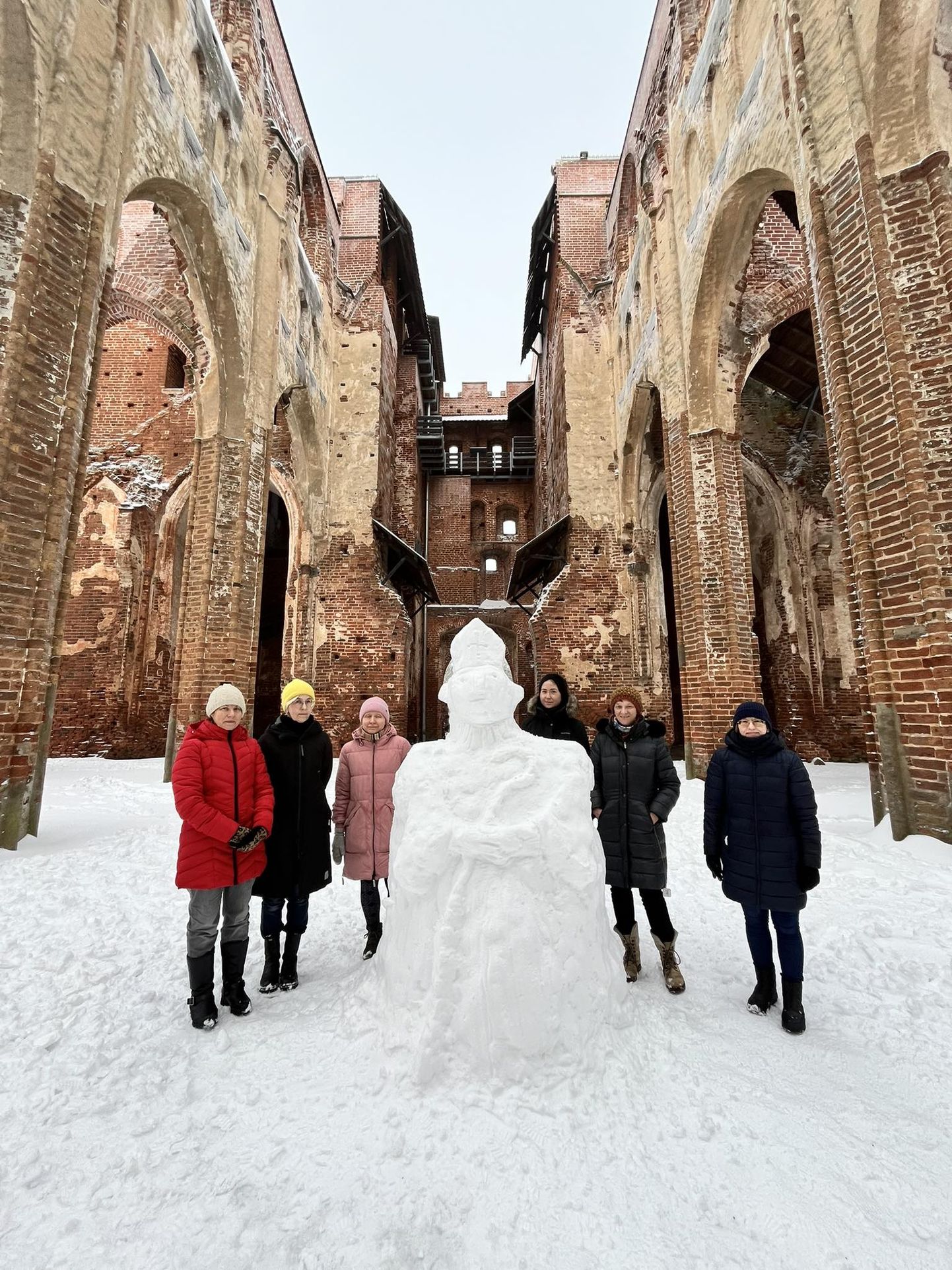 Tartu ülikooli muuseumi töökas pere vormis lumest piiskop Hermanni.