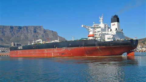 Irāna uzbrukusi Kuveitas naftas tankkuģim Dubaijas ostā