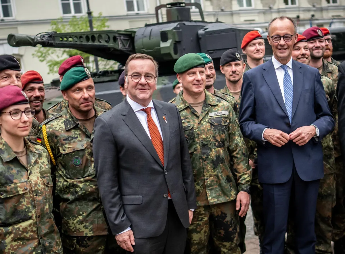 German Chancellor Friedrich Merz (right) and Defense Minister Boris Pistorius with Bundeswehr soldiers at the Panzerbrigade 45 formation ceremony in Vilnius in mid-May.