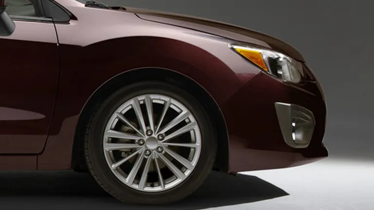 Vienīgajā pagaidām publiskotajā jaunās Subaru Impreza attēlā auto priekšpusi un aizmuguri var redzēt tikai no sāniem 