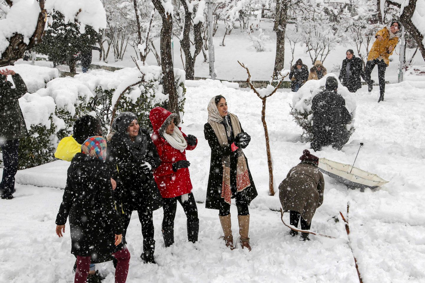 Teherani elanikud naudivad lumerõõme.