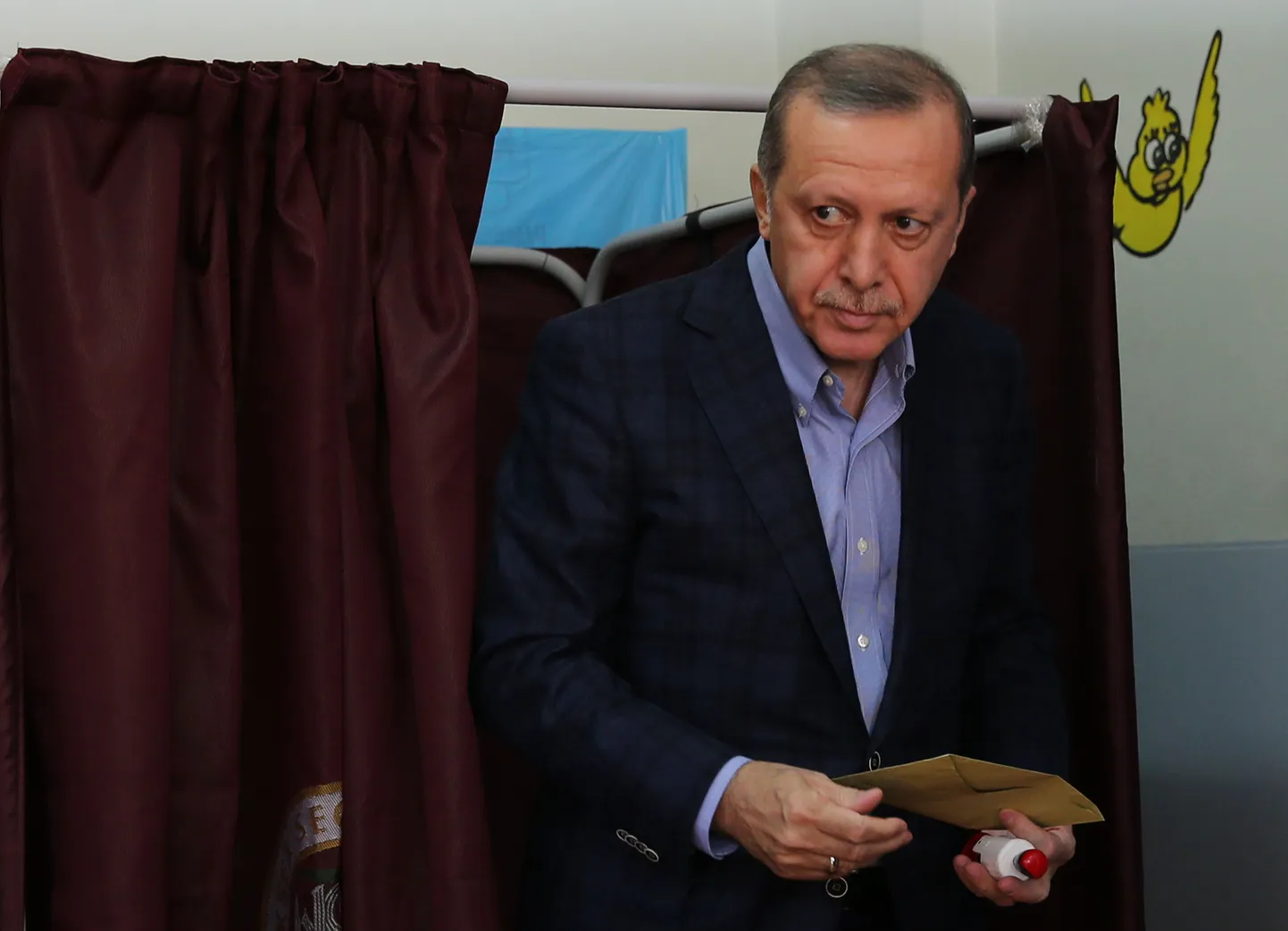 Türgi president Recep Tayyip Erdoğan valimiskabiinist väljumas.