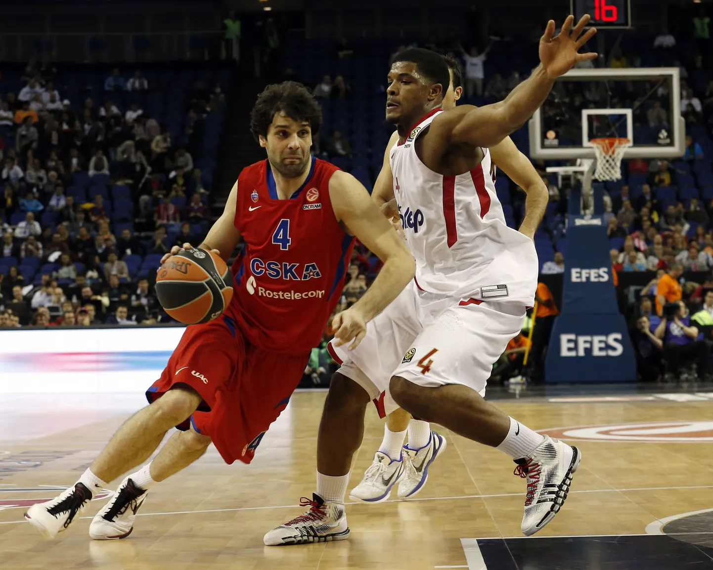 Miloš Teodosic (vasakul).