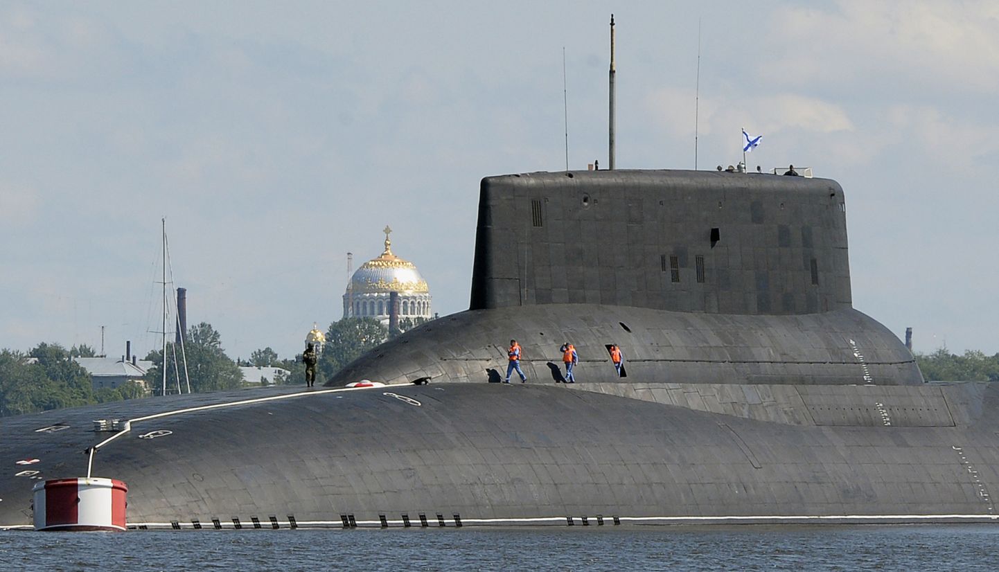 Hiiglaslik Venemaa allveelaev Dmitri Donskoi saabumas Peterburi sadamasse.