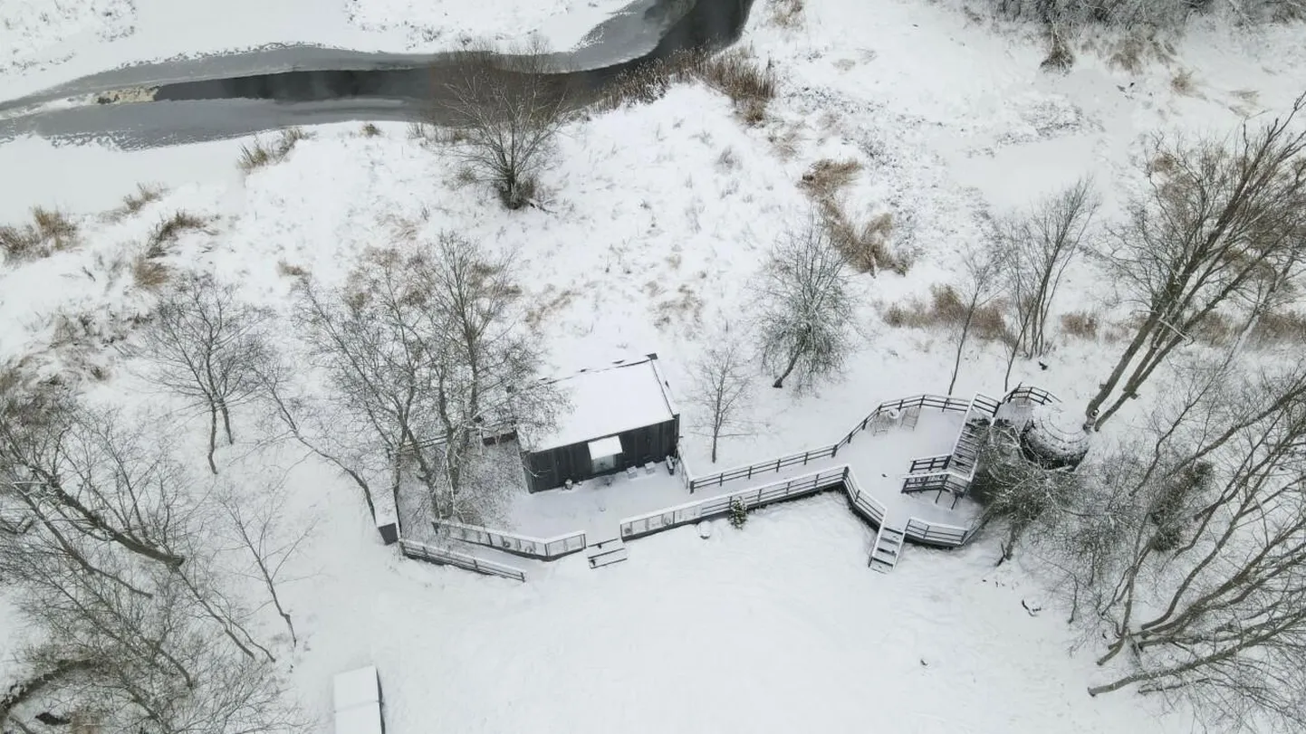 Kanaküla puhkekompleks on seadusega pahuksis, kuna asub osalisest kolimisest hoolimata täies mahus ehituskeeluvööndis.