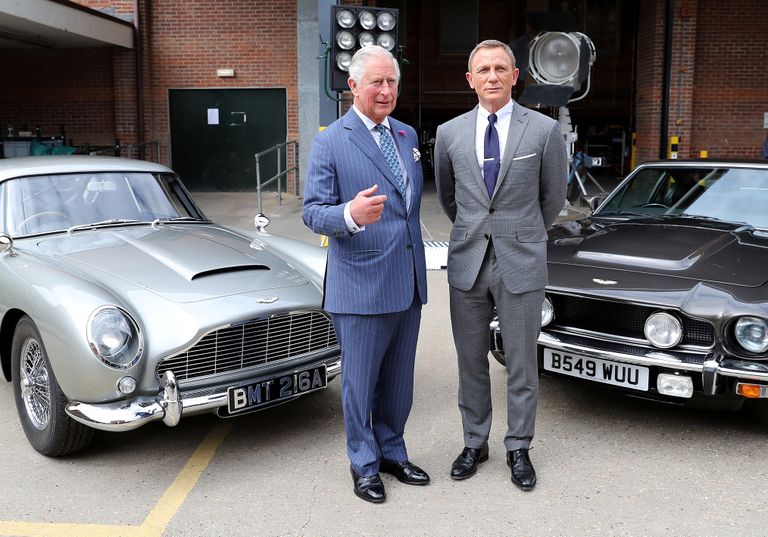Prints Charles külastas Pinewood stuudiot 20. juunil ja kohtus seal uue Bondi filmi näitlejate, kaasa arvatud Daniel Craigiga
