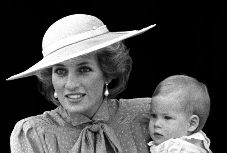 Prints Harry oma ema, printsess Diana süles.