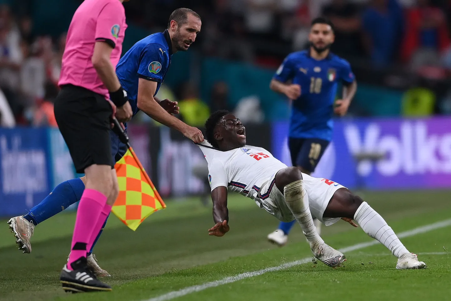 Giorgio Chiellini viga EM-finaali normaalaja üleminutitel Bukayo Saka vastu.