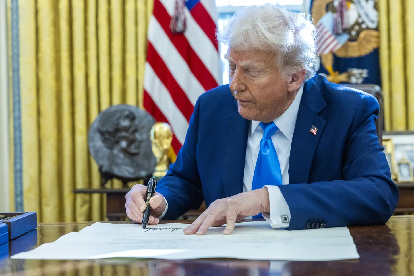 Дональд Трамп подписывает указ