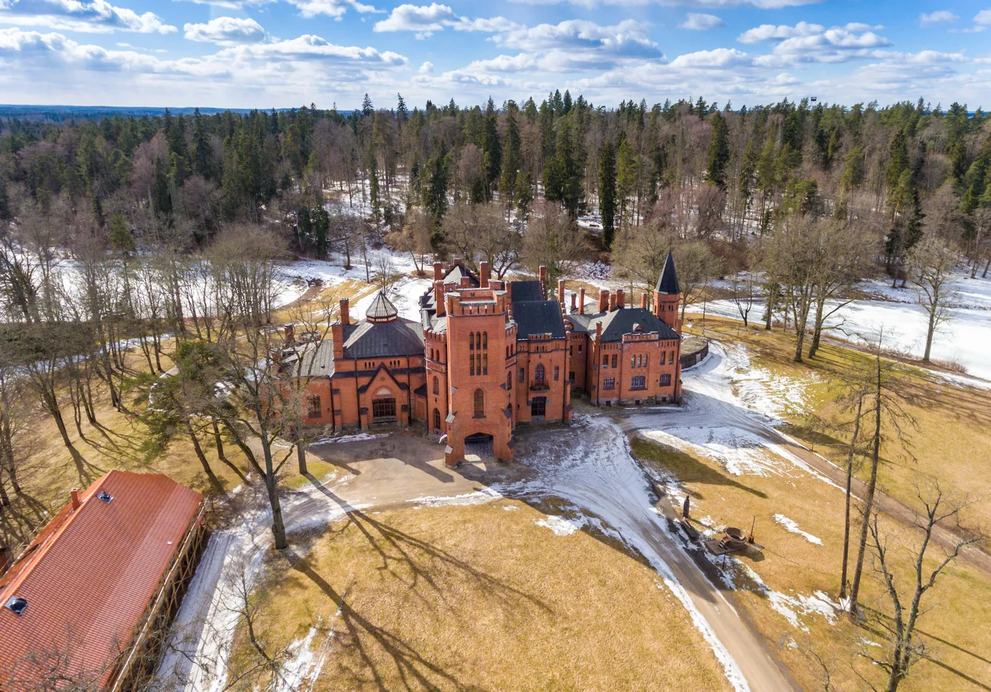 Asjaolu, et Sangaste loss ei kuulu enam vallale, on kaasa toonud mitu arupärimist Otepää valla juhtidele.