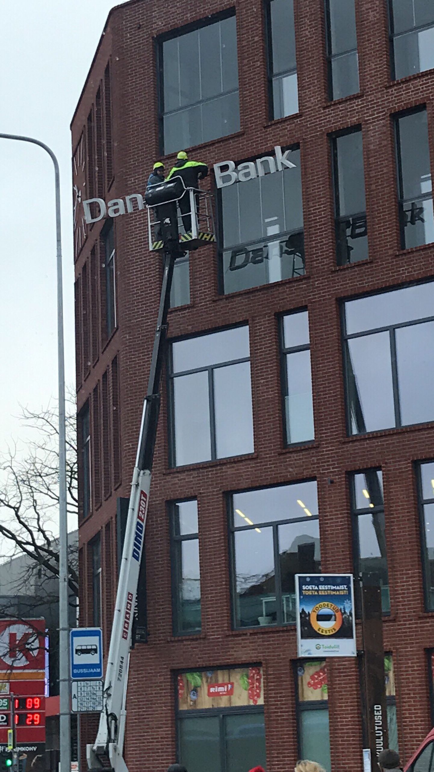 Логотип Danske снимают со здания.
