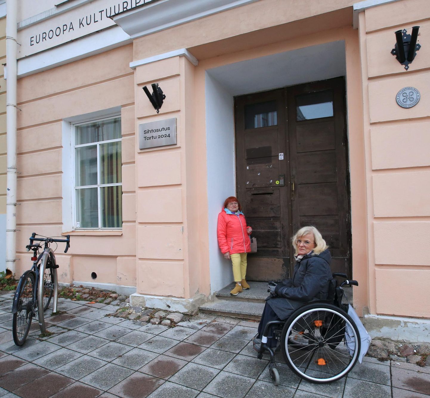 MTÜ Händikäpp juhatuse liikmed Ülle Valvar (vasakul) ja Ave Jaakson tõstatasid Euroopa kultuuripealinn Tartu 2024 kontori ligipääsetavuse küsimuse. Aga muutusi pole, Ave Jaakson ei pääse seal ise uksestki sisse.