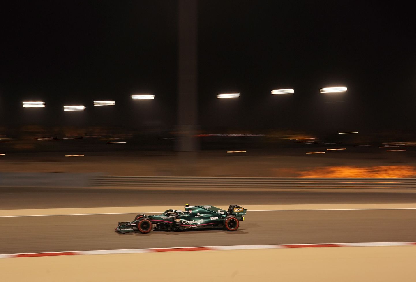 Aston Martin vienības pilots Sebastjans Fetels Bahreinas trasē